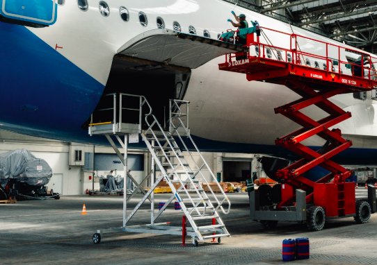 Photo: cargo hold operation on the tarmac